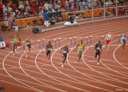 开云体育入口-运动员在赛场上全力以赴，向着目标前进