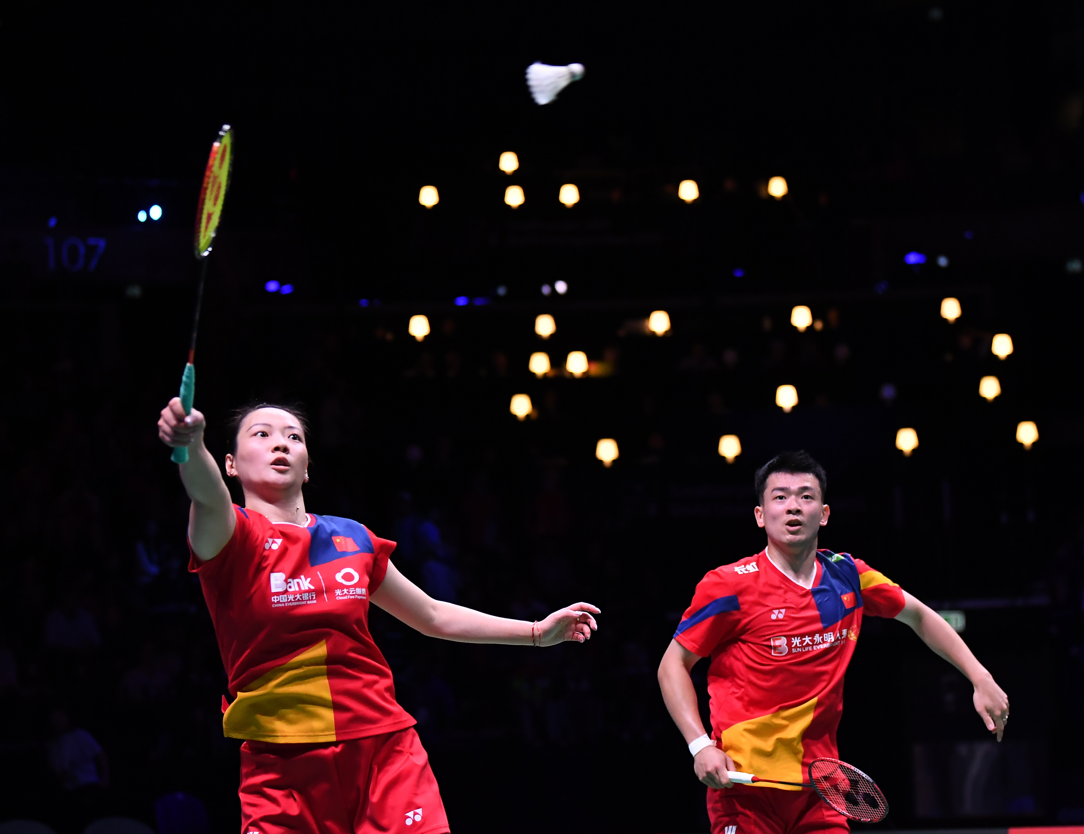 体育风云！羽毛球选手精准击球赢得胜利