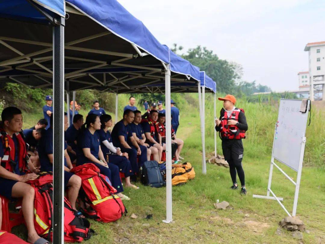 指挥如意！教练布置战术指导全队精准打击