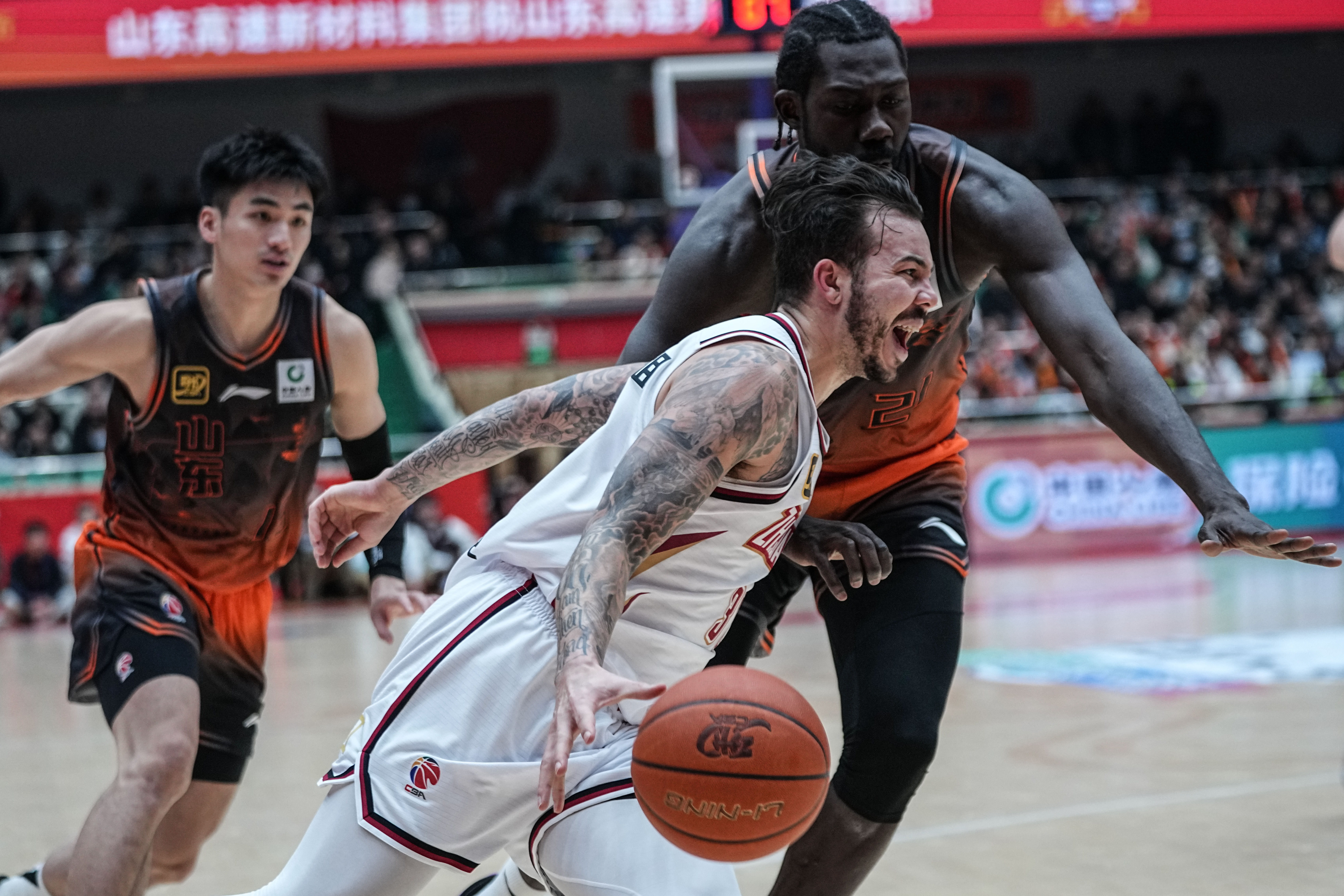 实力劲旅争霸新赛季，赛场惊心动魄的简单介绍