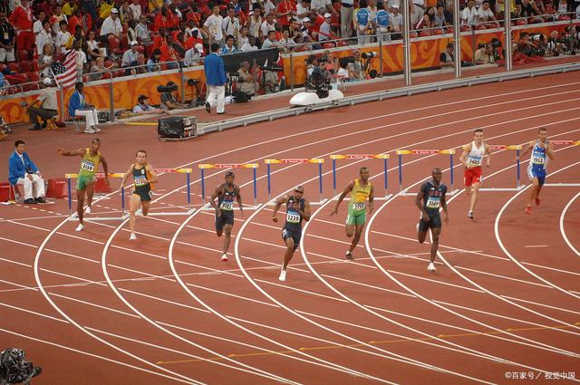 运动员在赛场上全力以赴，向着目标前进