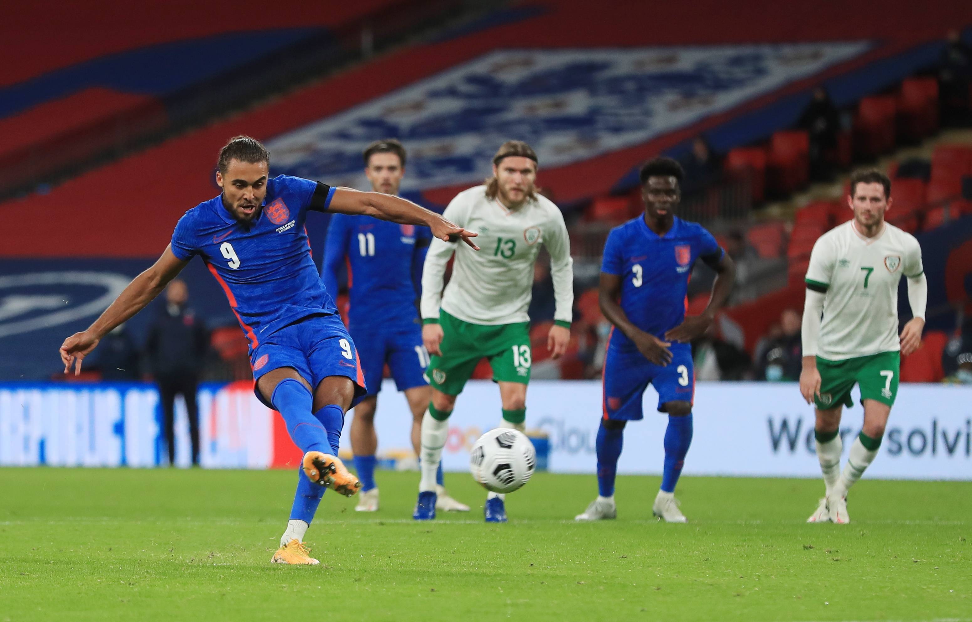 关于爱尔兰足球杯赛开幕典礼隆重举行，球迷热情高涨的信息