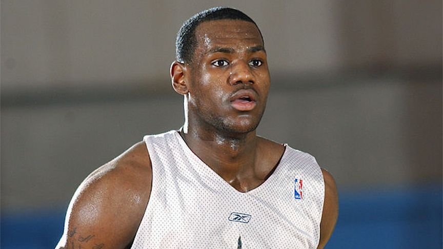 包含勇士轻取北京队，詹姆斯高光表现的词条