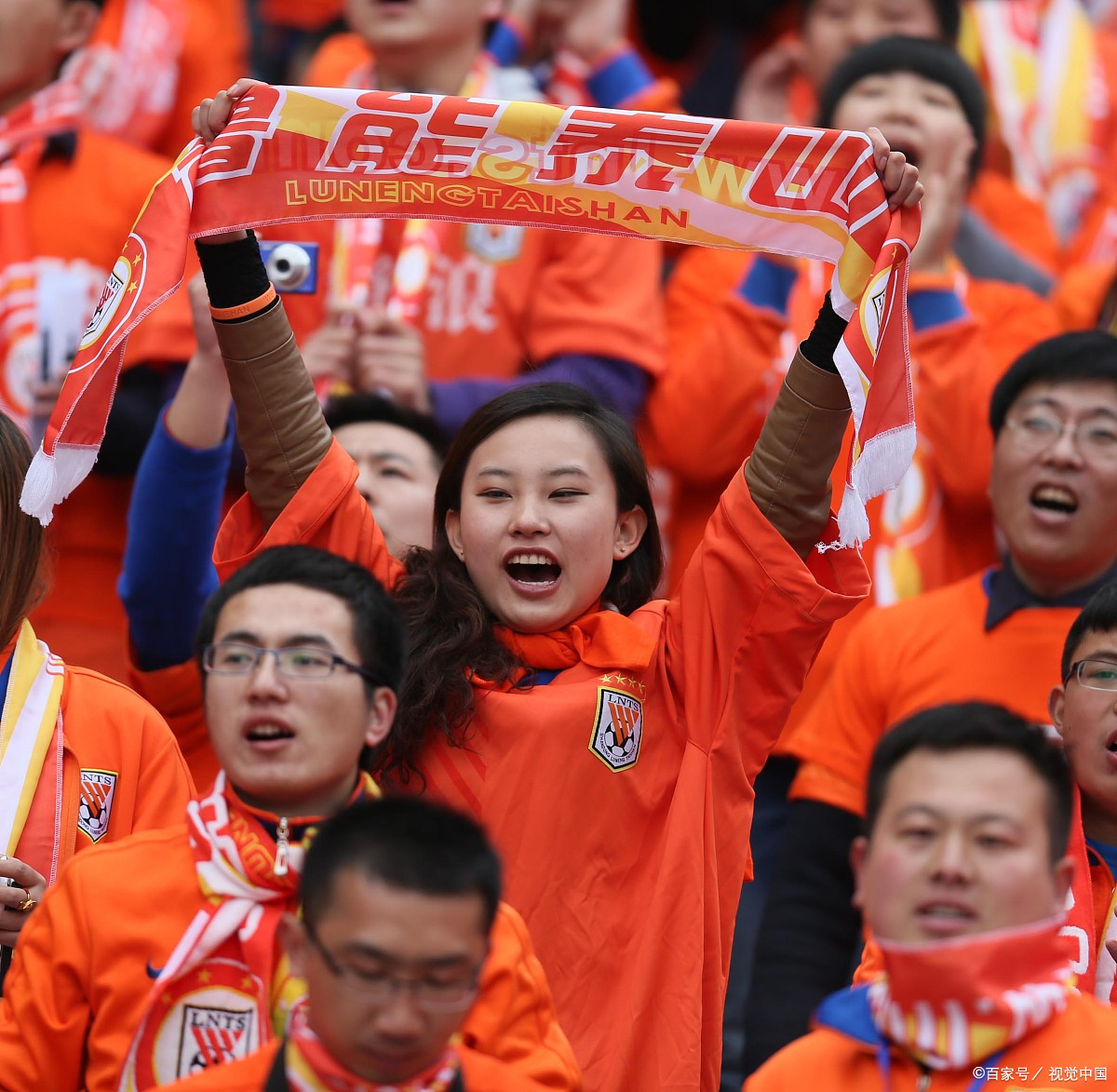 赛场狂欢:西班牙球迷为国家队喝彩 赛场狂欢:西班牙球迷为国家队喝彩