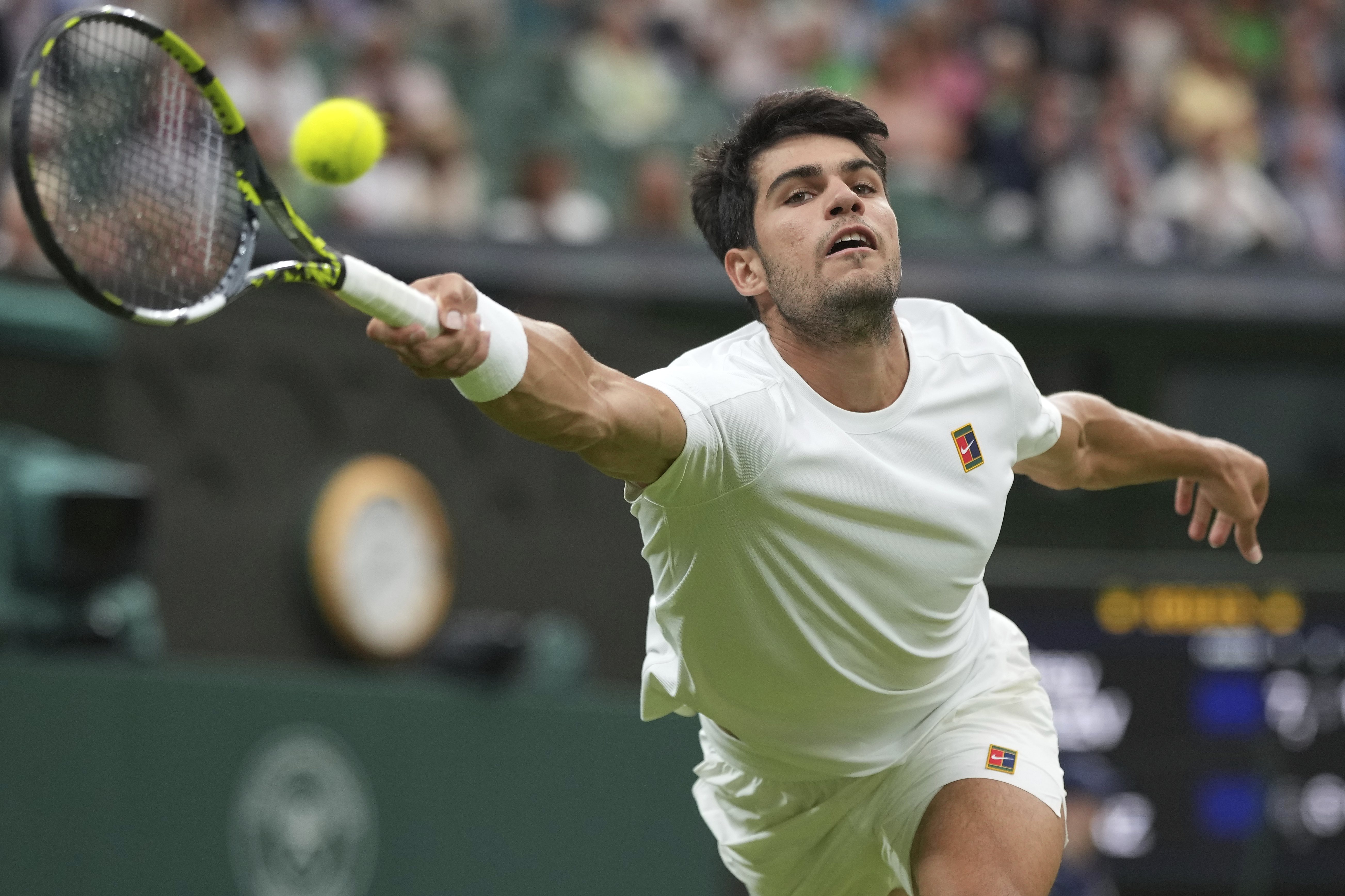 温网险胜澳网,阿尔卡拉斯统治全场 温网险胜澳网,阿尔卡拉斯统治全场